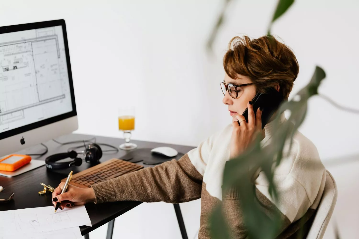 Una mujer llama por teléfono / PEXELS