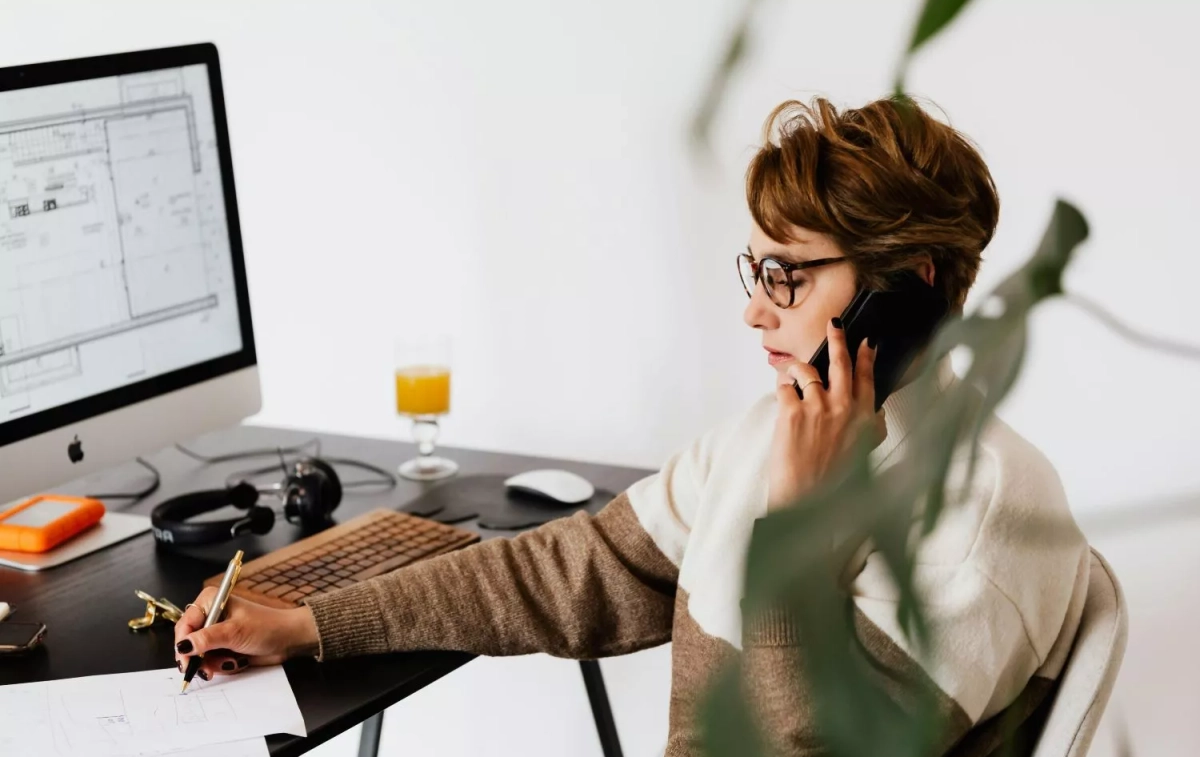 Una mujer llama por teléfono / PEXELS