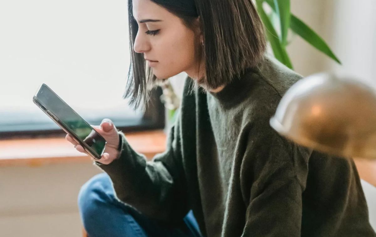 Una chica recibe un SMS sospechoso / PEXELS