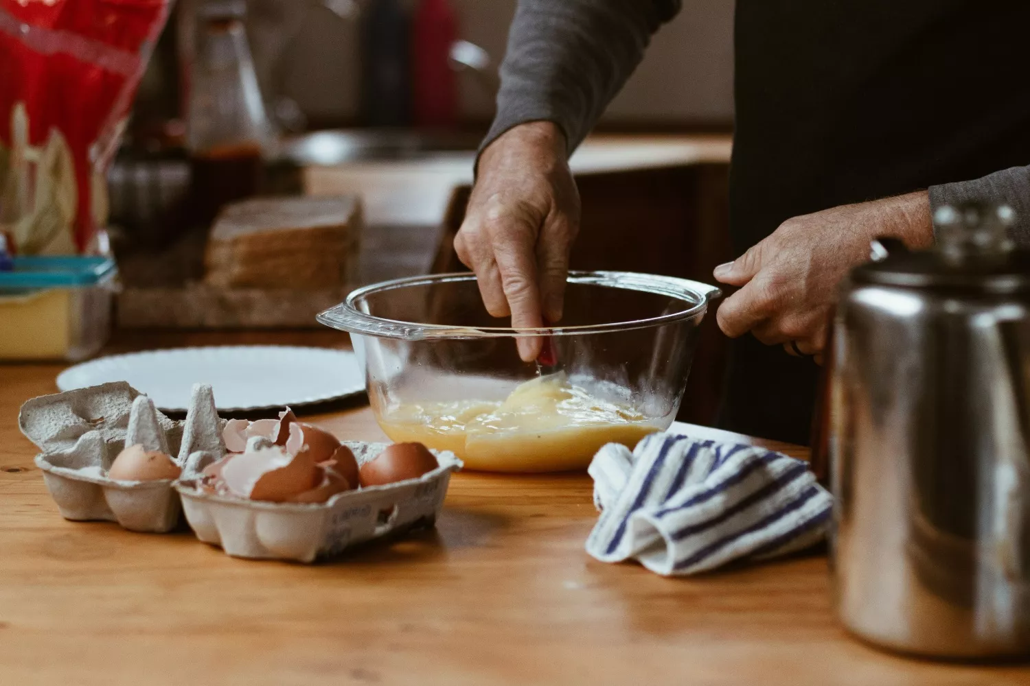 Una persona bate unos huevos con un tenedor / UNSPLASH