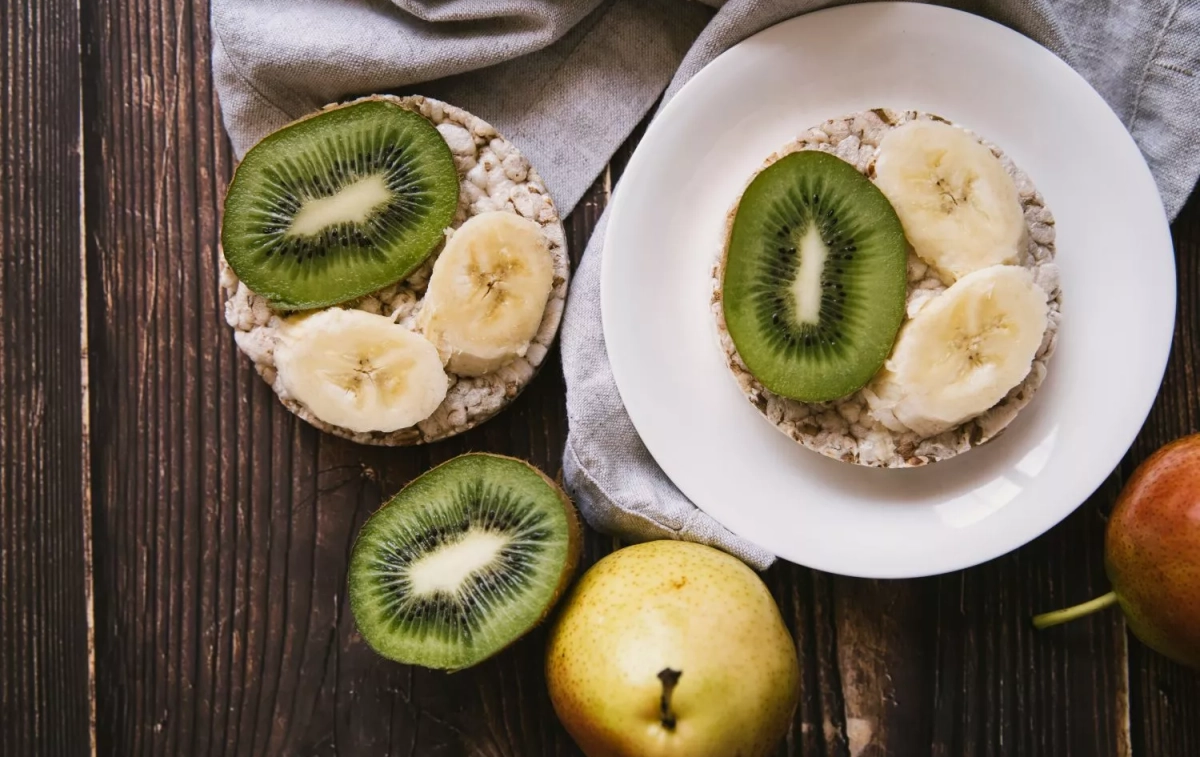 Un desayuno con kiwis y otras frutas / FREEPIK