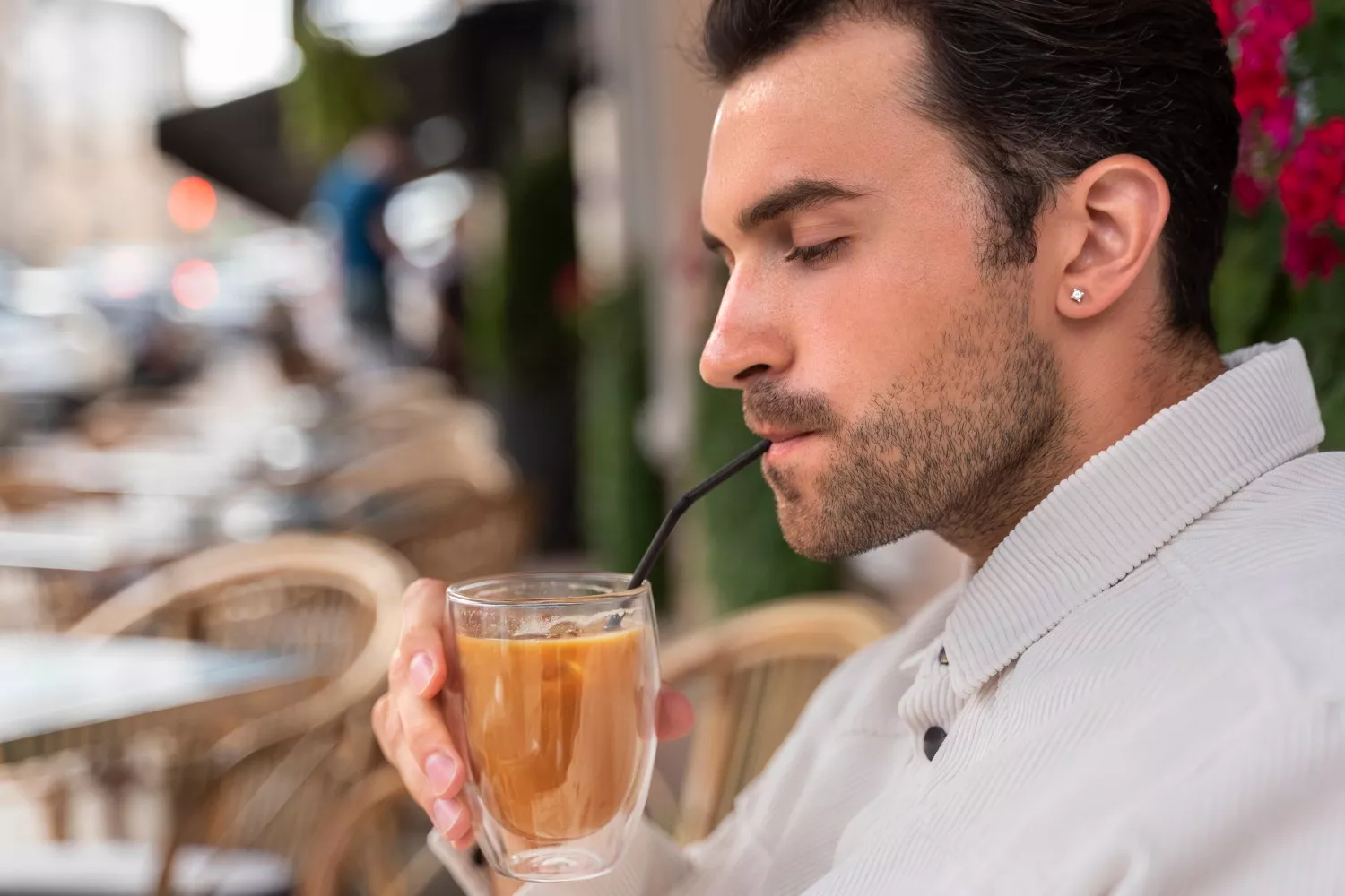 Una persona toma una bebida fría similar a la mezcla de horchata y zumo / FREEPIK