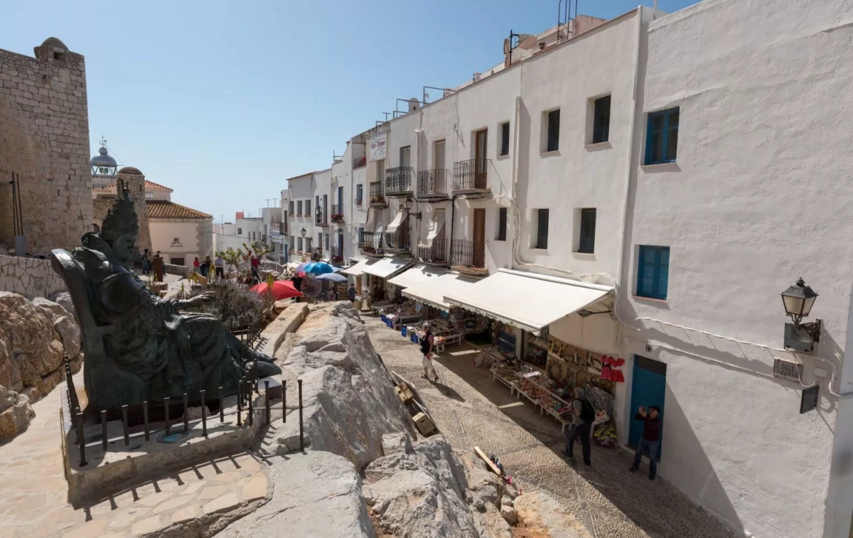 Vista de la estatua del Papa Luna en Peñíscola / COMUNITAT VALENCIANA