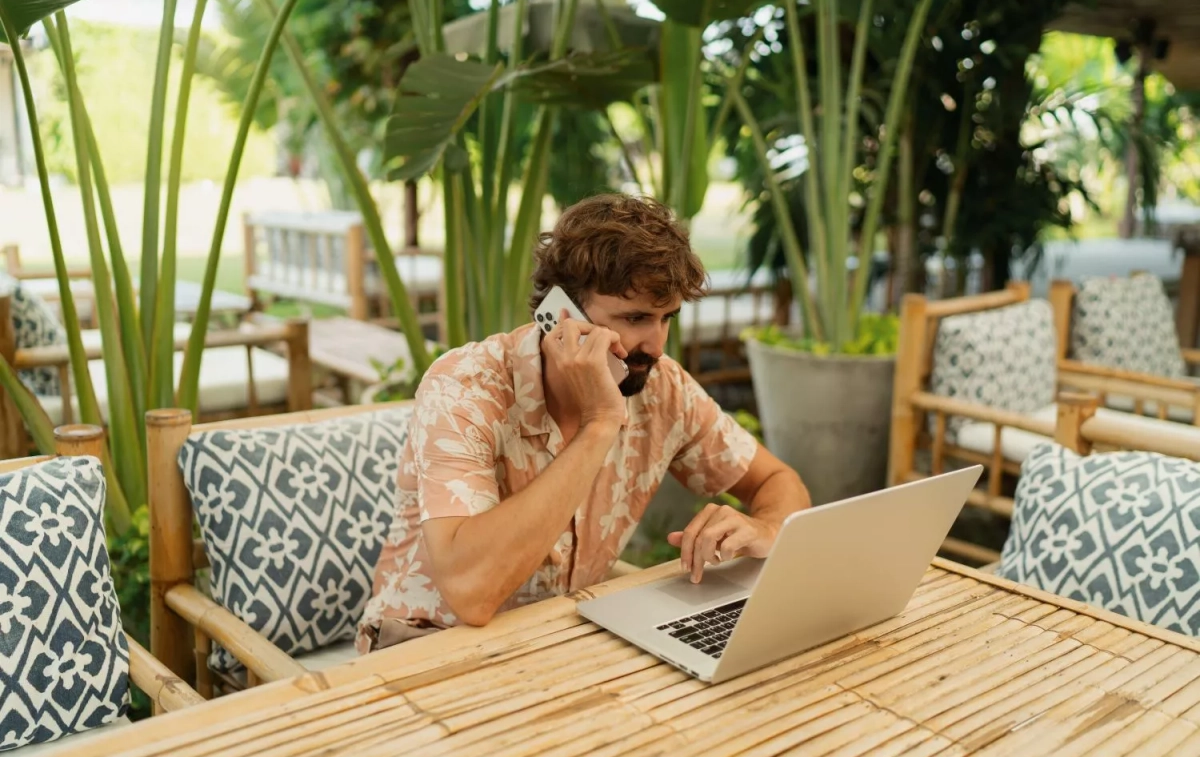 Una persona teletrabaja en un lugar de aire tropical / FREEPIK -  svetlanasokolova