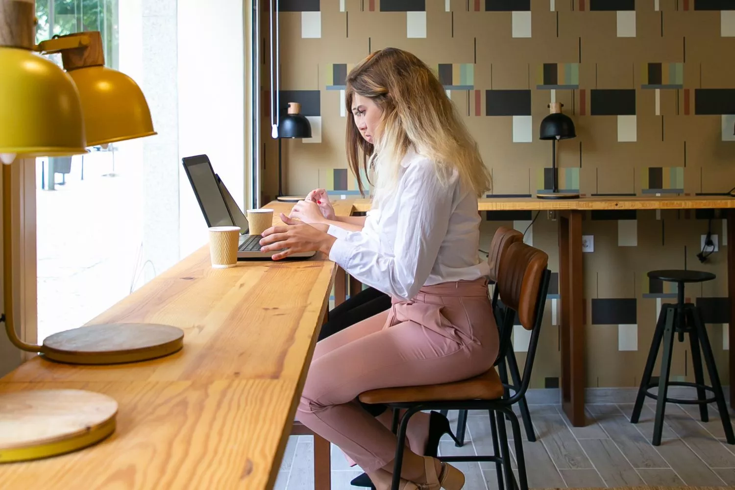 Dos mujeres teletrabajan en una cafetería / FREEPIK - pch.vector