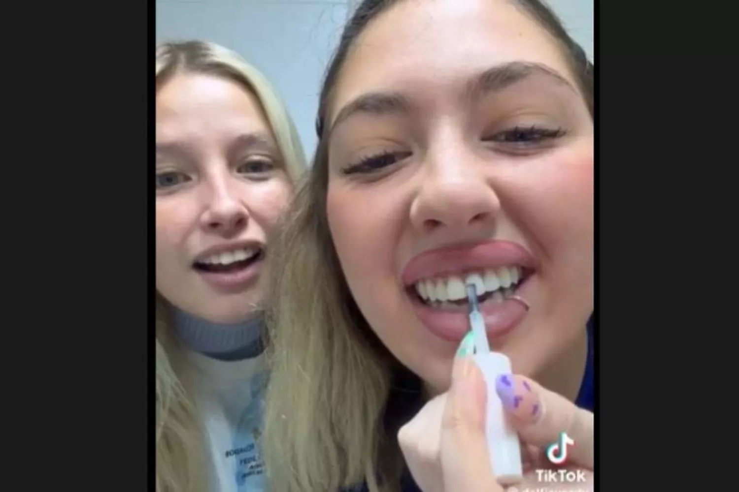 Una chica se blanquea los dientes con esmalte de uñas / TIKTOK