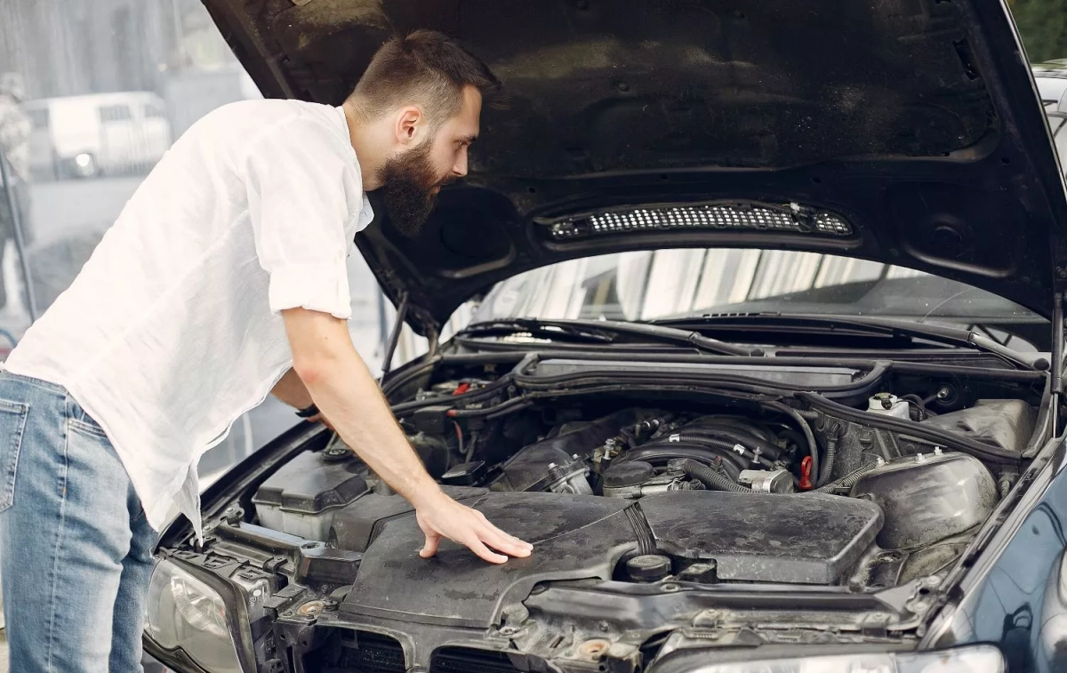 Una persona comprueba el estado de su motor / FREEPIK - prostooleh