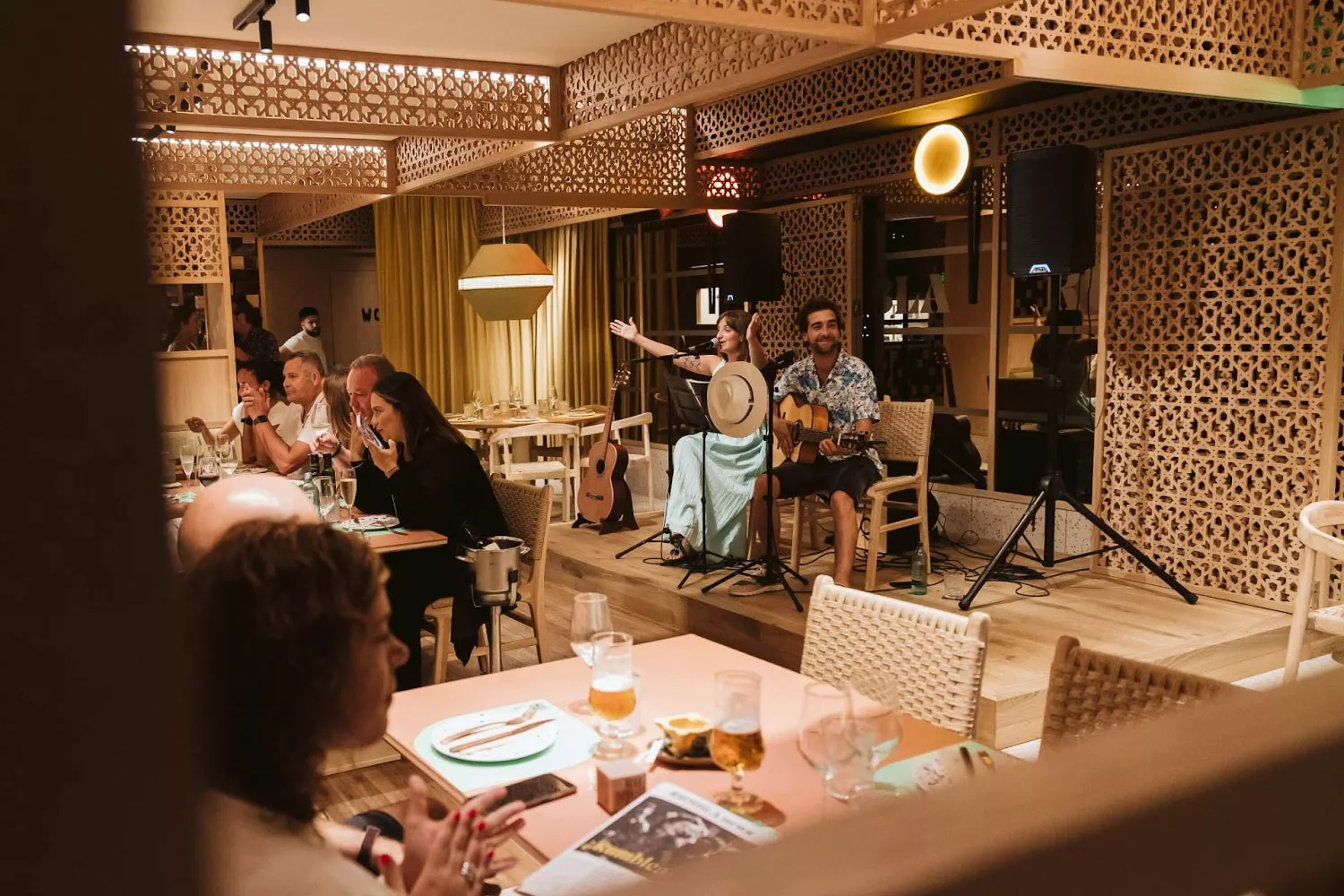 Comensales y músicos comparten una amena velada en el interior del restaurante Rumbla de Barcelona