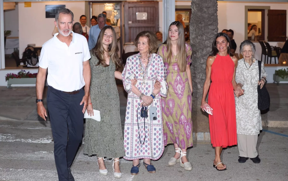 La Familia Real española se dispone a cenar en el restaurante Mia de Palma de Mallorca / EUROPA PRESS