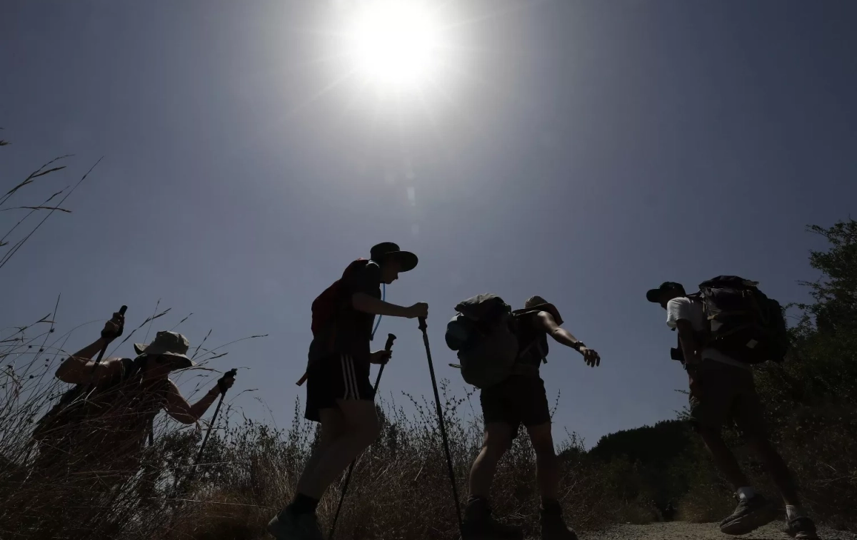 Varios peregrinos haciendo el Camino de Santiago   JESÚS DIGES   EFE