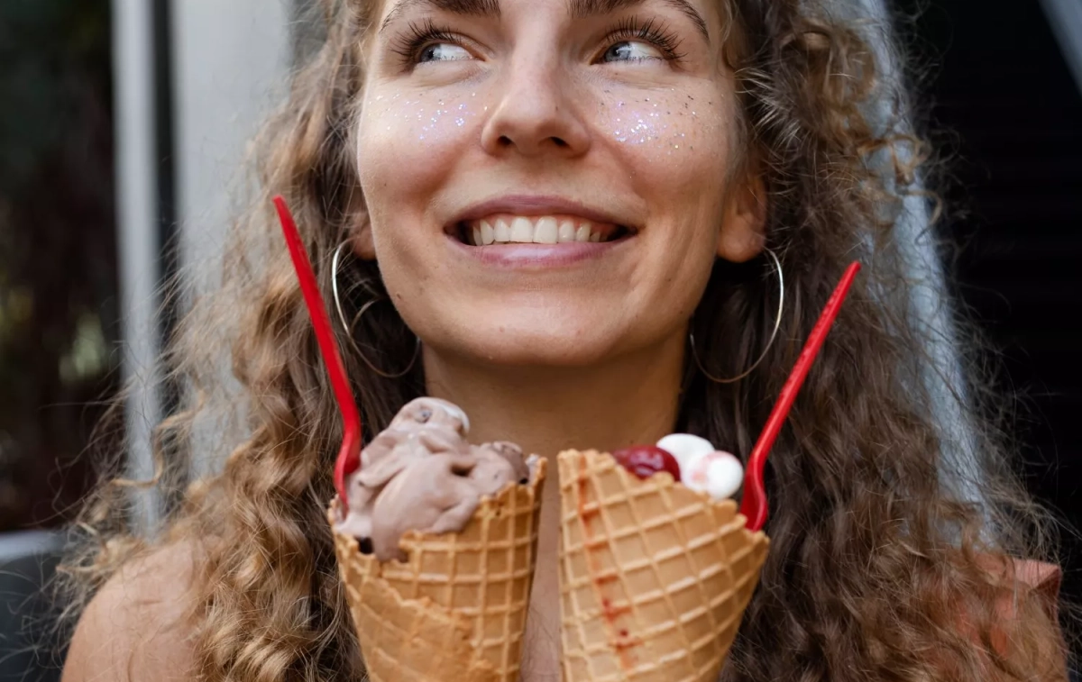 Una mujer sostiene unos helados / FREEPIK