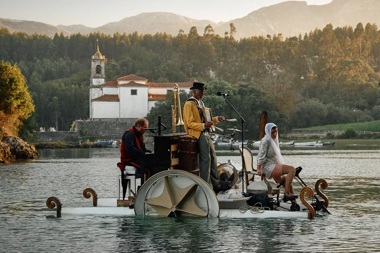 Dos músicos y una bailarina durante un espectáculo del piano flotante LE PIANO DU LAC