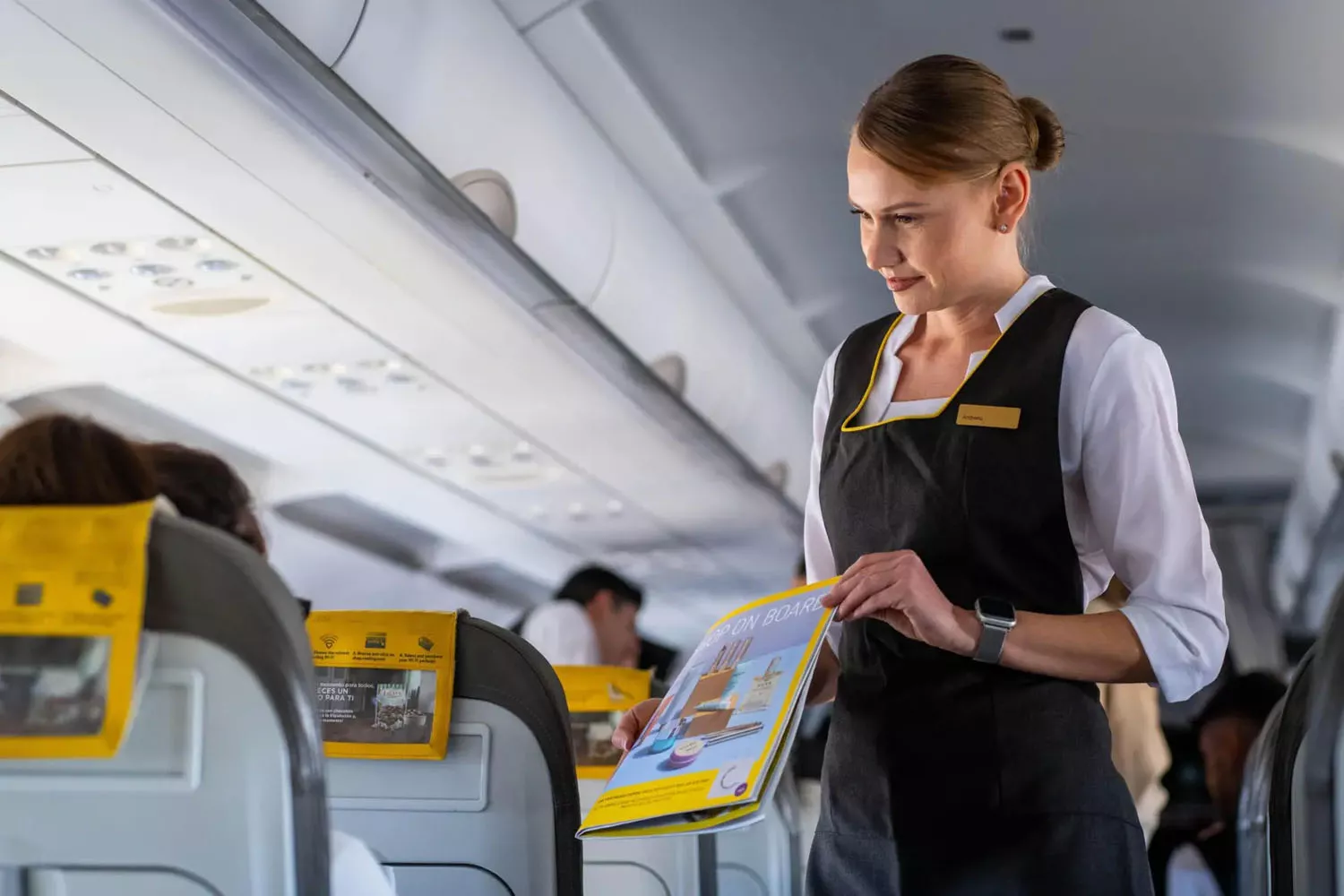 Una azafata revela la función secreta de las bolsas de papel en los aviones / VUELING.COM