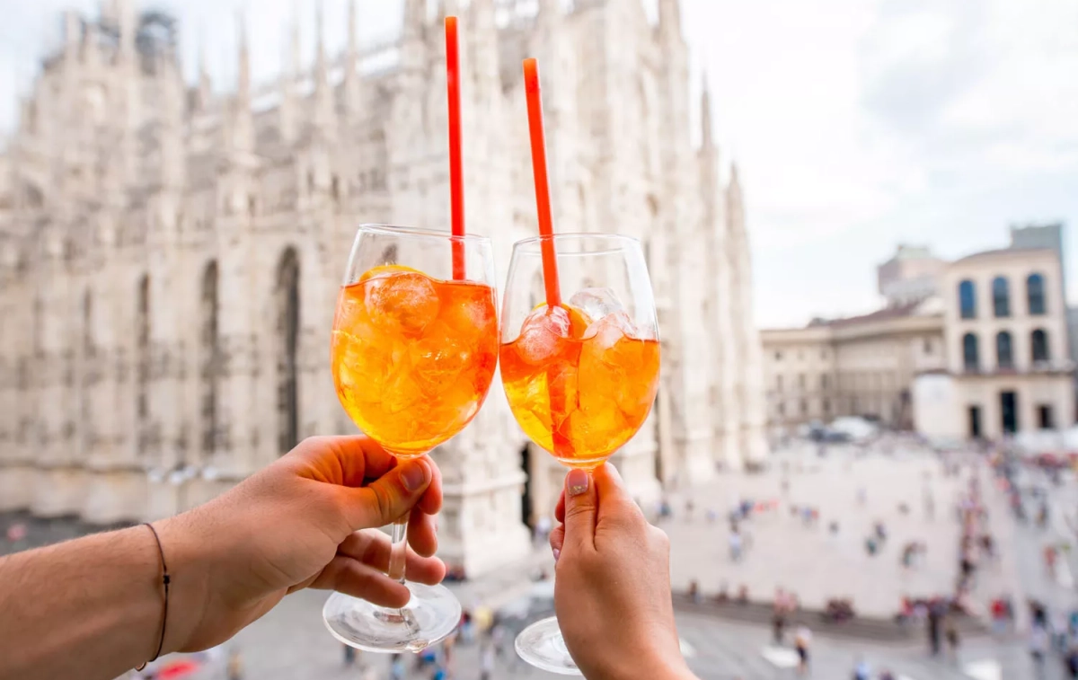 Dos personas brindan con Aperol Spritz / ROSSHELEN