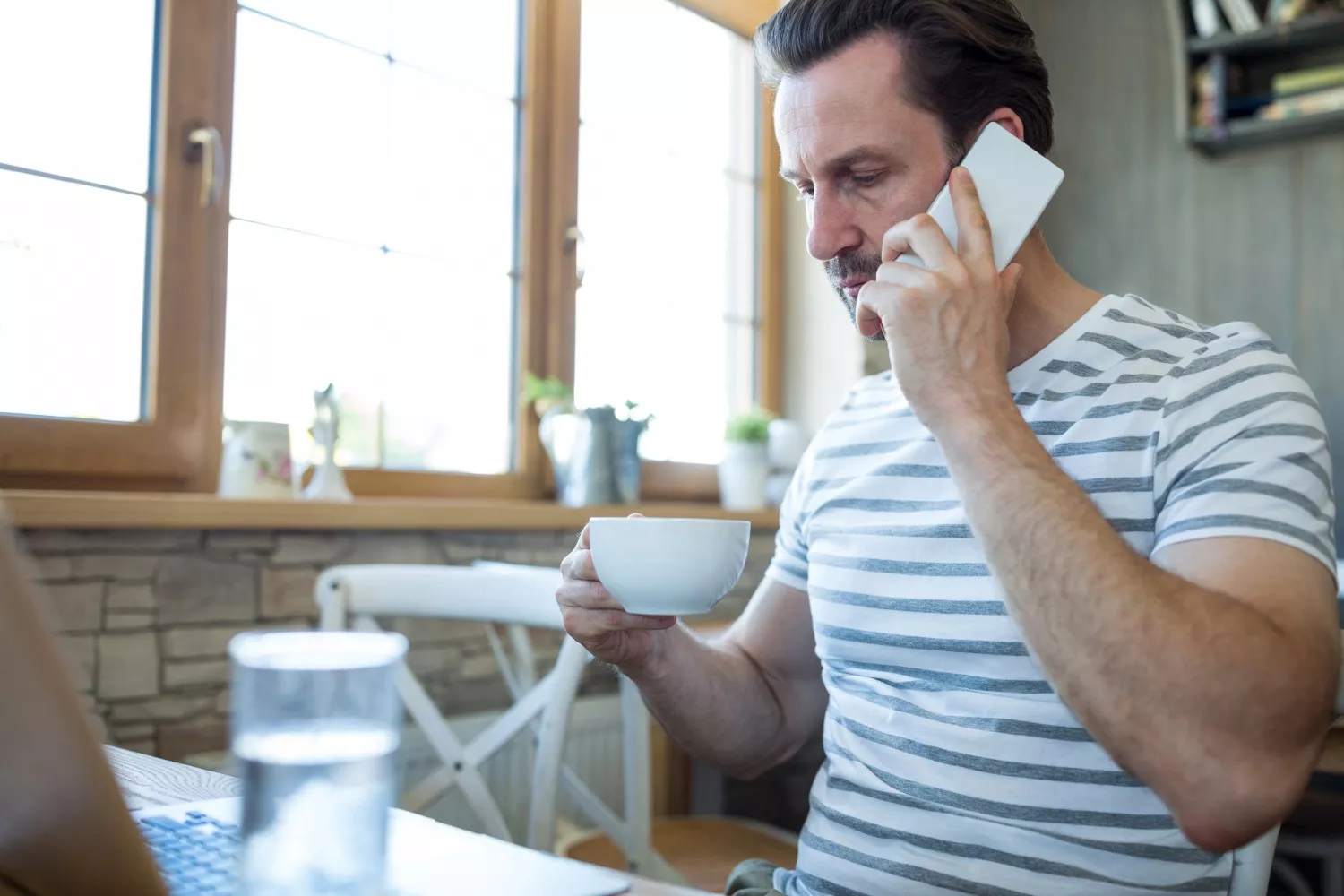 Un hombre descontento habla por teléfono y se expone a un fraude / FREEPIK - peoplecreations