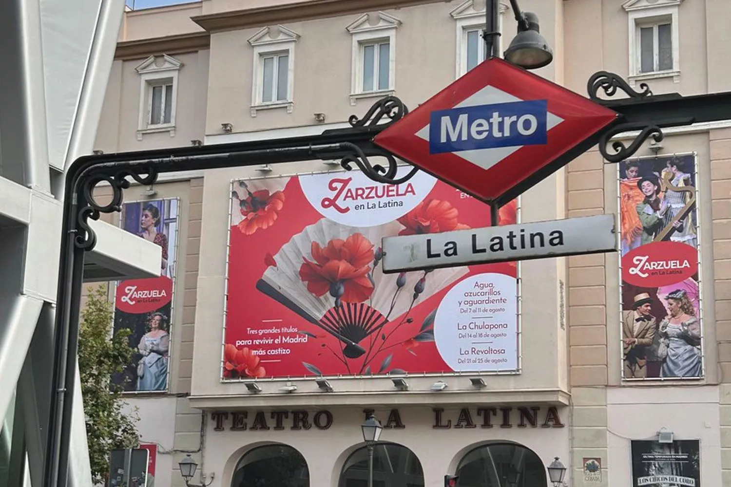 El letrero de la estación de Metro y el cartel de 'Zarzuela en La Latina' TEATRO LA LATINA