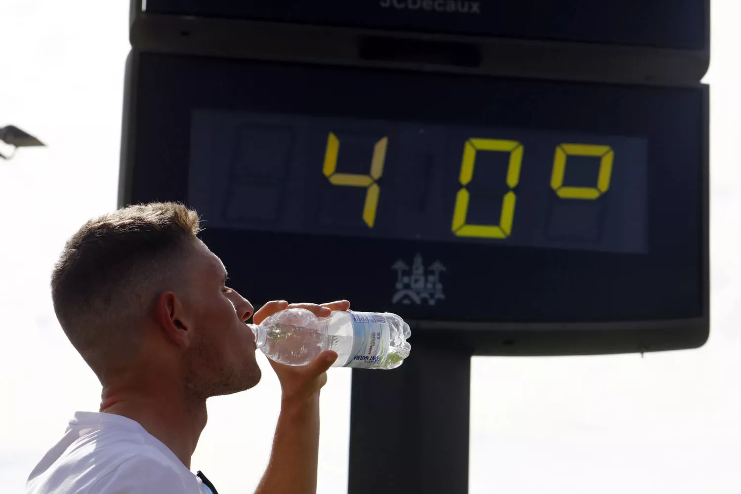 Una persona se hidrata durante una ola de calor con temperaturas extremas / SALAS - EFE