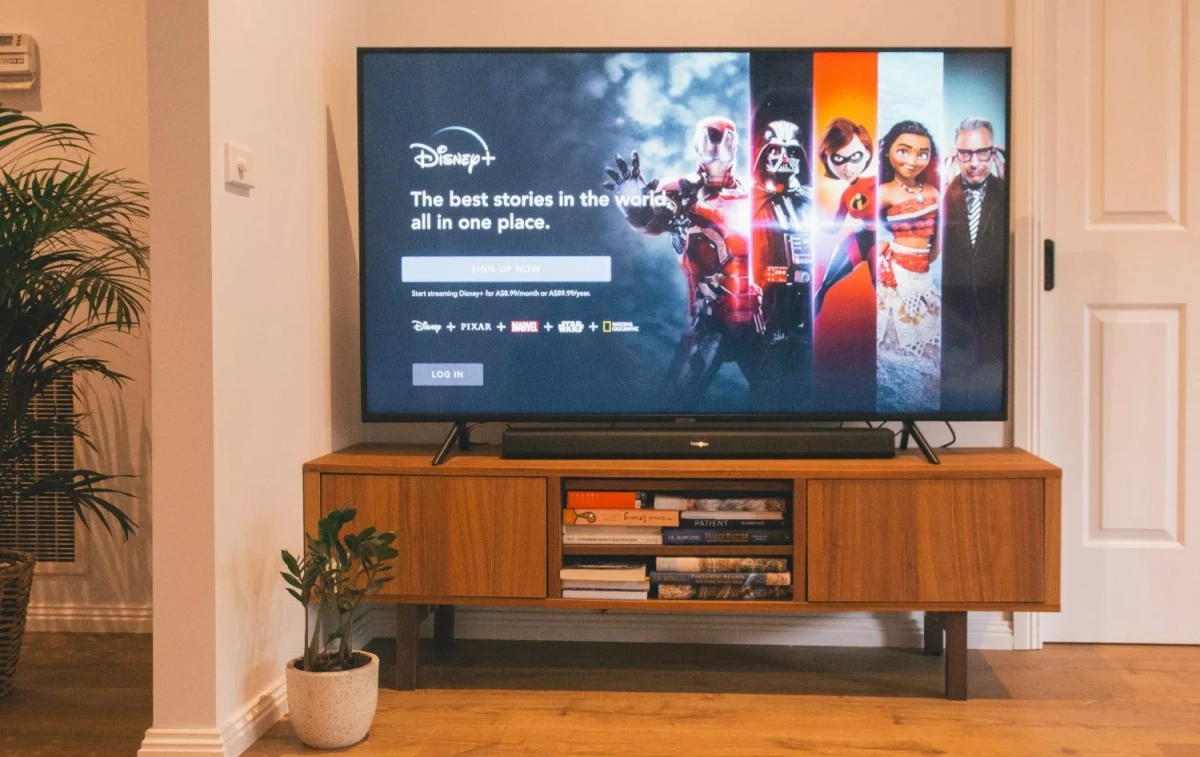 Un televisor con Disney+ / UNSPLASH