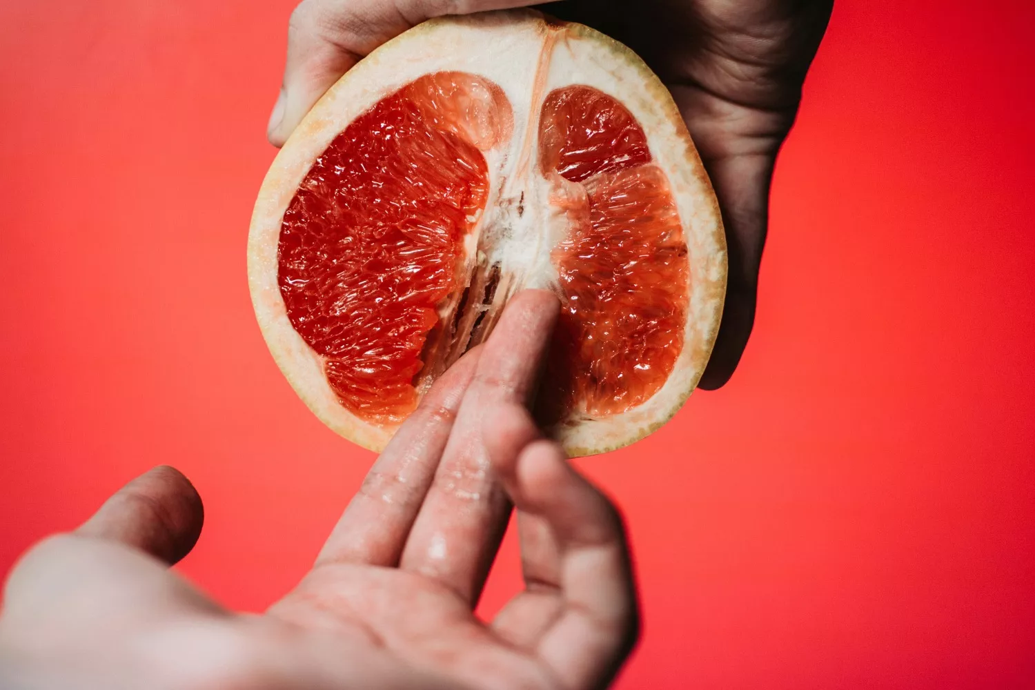 Una fruta simula una situación orgásmica, en la que aún existe una brecha / UNSPLASH