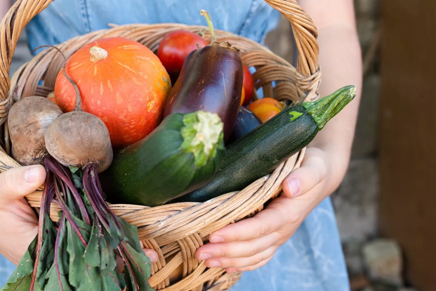 cesta frutas y verduras tomate