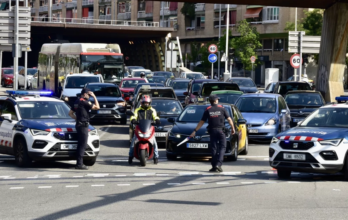 Los Mossos d'Esquadra realizan controles policiales   DAVID OLLER   EP