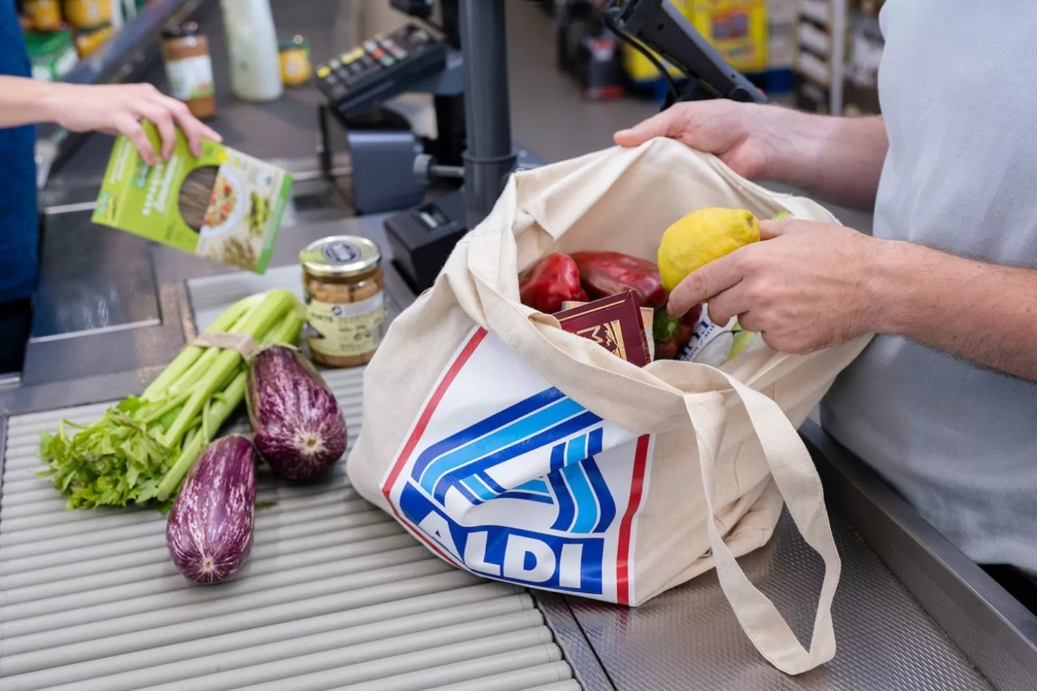 Una persona compra fruta y verdura en Aldi / ALDI