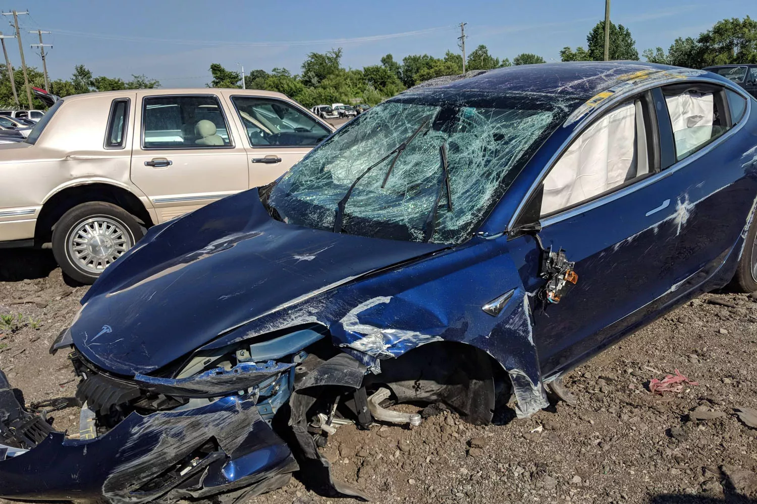 Un coche Tesla tras sufrir un accidente