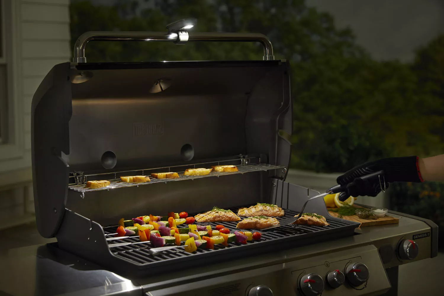 Una persona hace recetas saludables en la barbacoa / WEBER