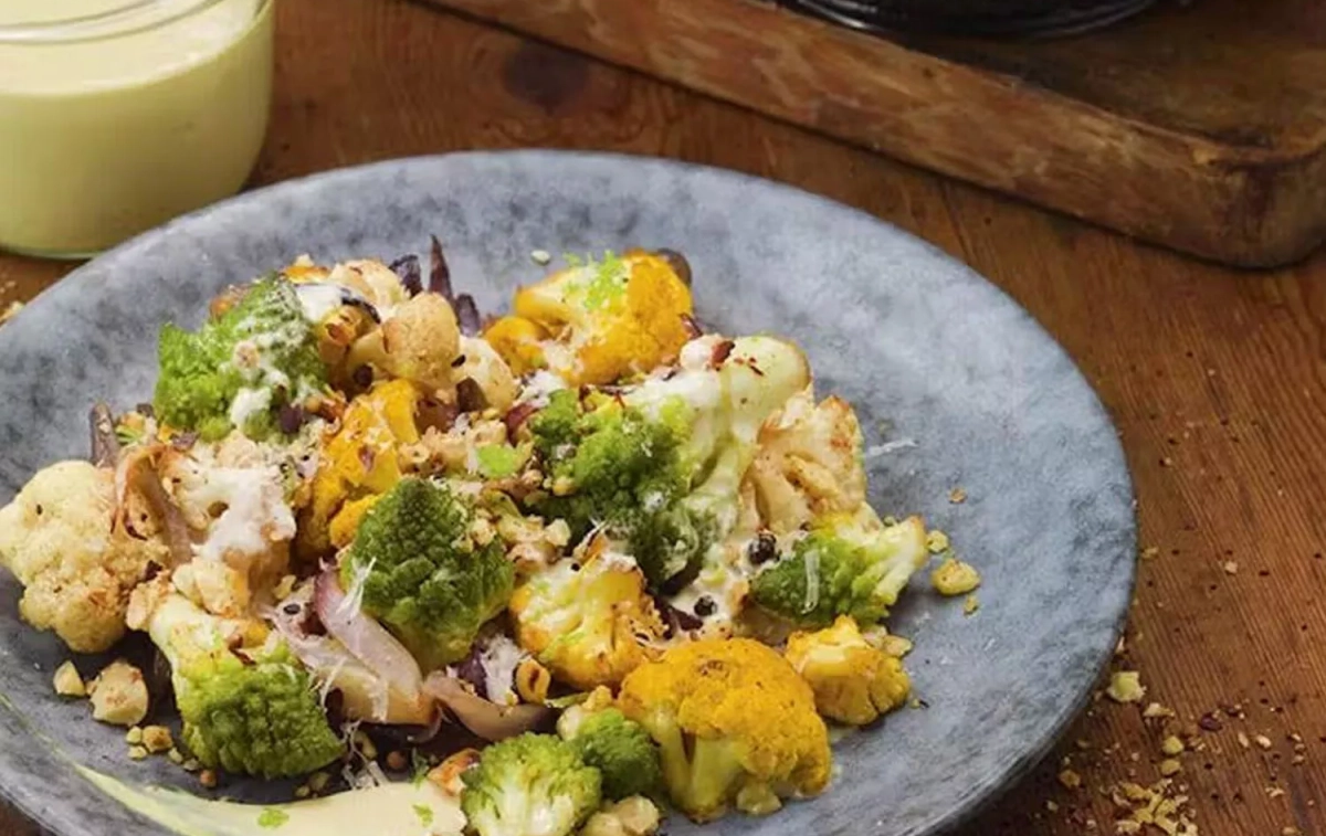 Una ensalada crujiente de coliflor