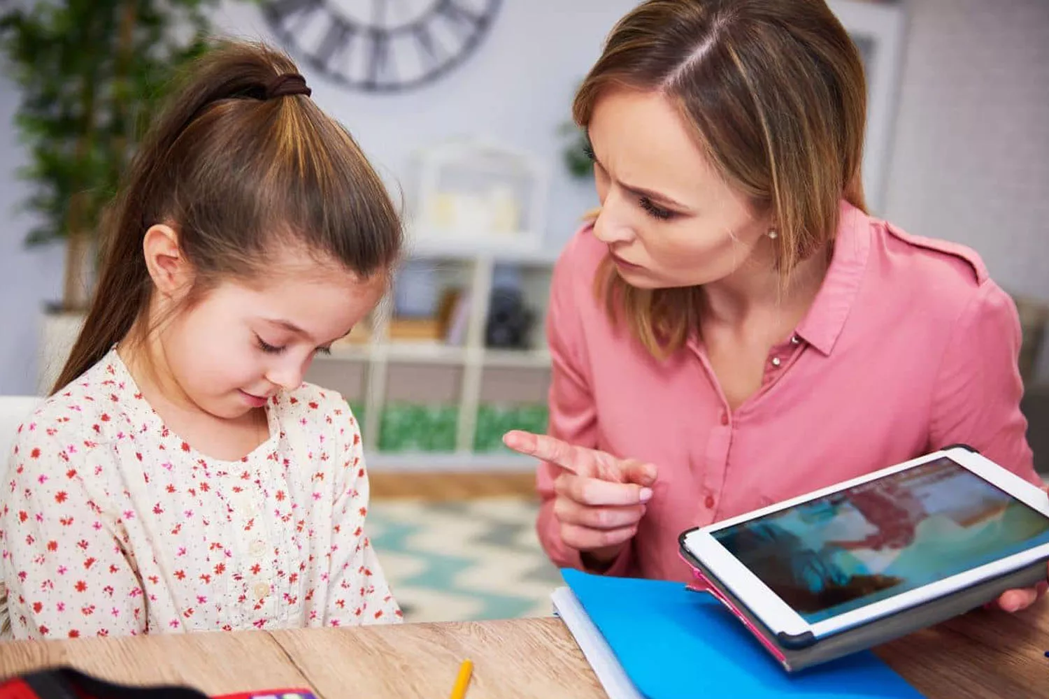 Una madre le quita la tableta a su hija / NEUROSEN