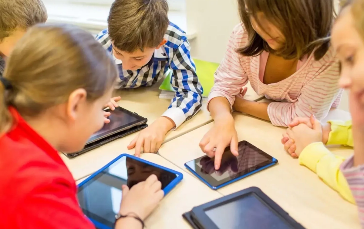 Niños usando tabletas / EUROPA PRESS