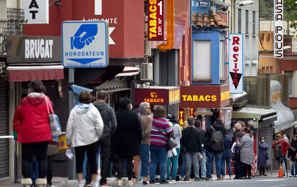 Colas para comprar tabaco en La Jonquera, la meca de las compras en Girona / DAVID BORRAT - EFE