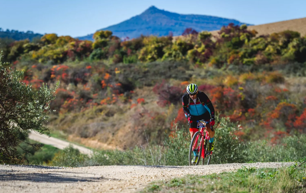 Una persona practica ciclismo en España