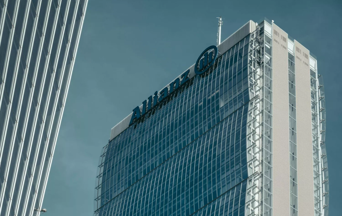 Un edificio de la aseguradora Allianz / PEXELS