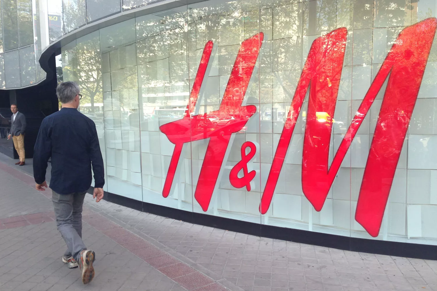 Una persona pasa por una tienda de H&M / EUROPA PRESS