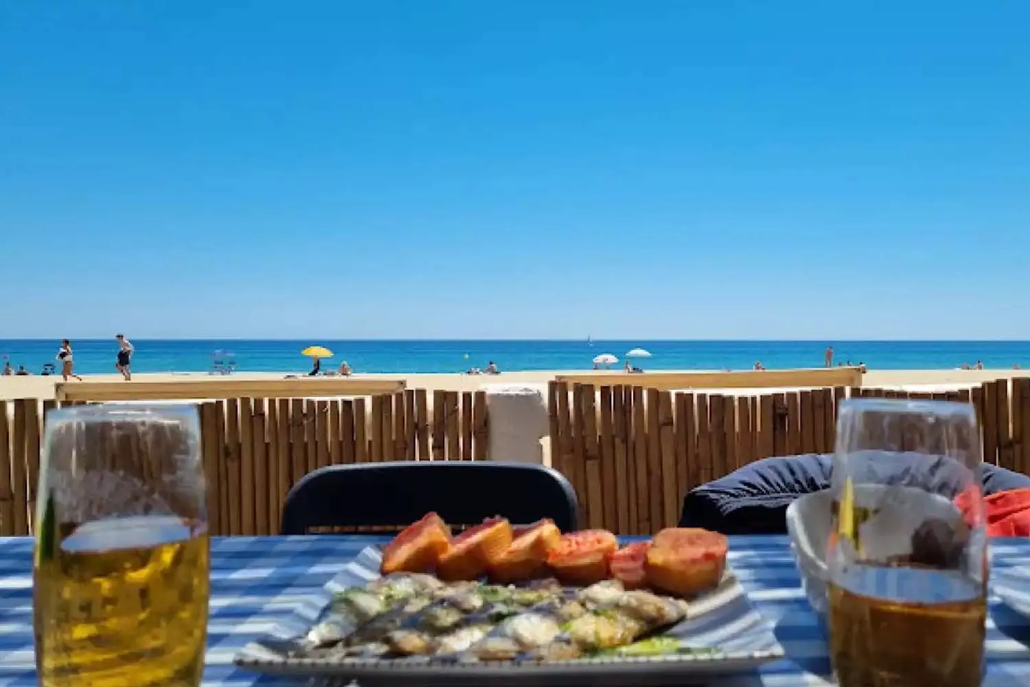 Un par de cervezas y unas sardinas en un chiringuito de verano / REDES SOCIALES