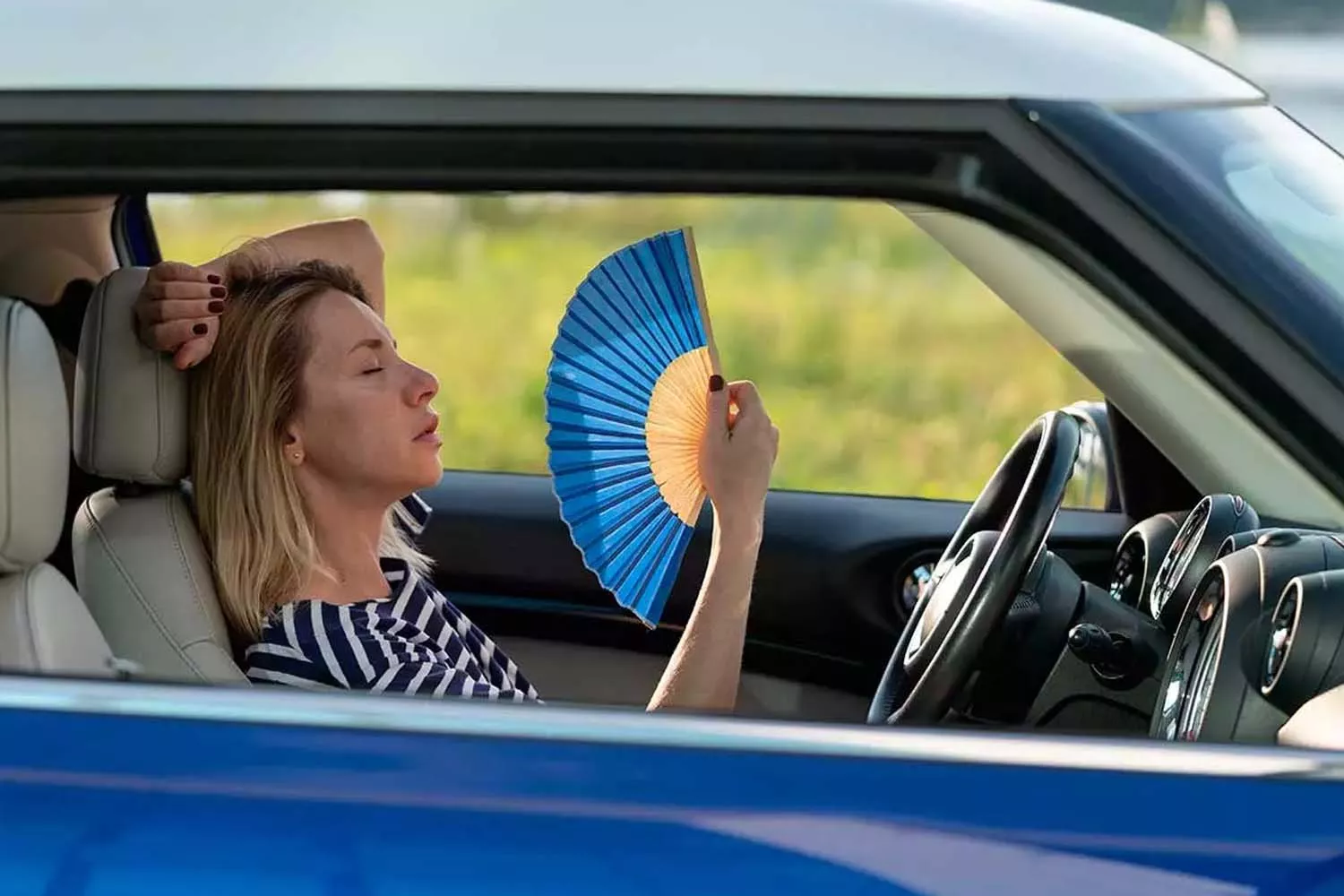 Una persona pasando calor en el coche / RENTING FINDERS