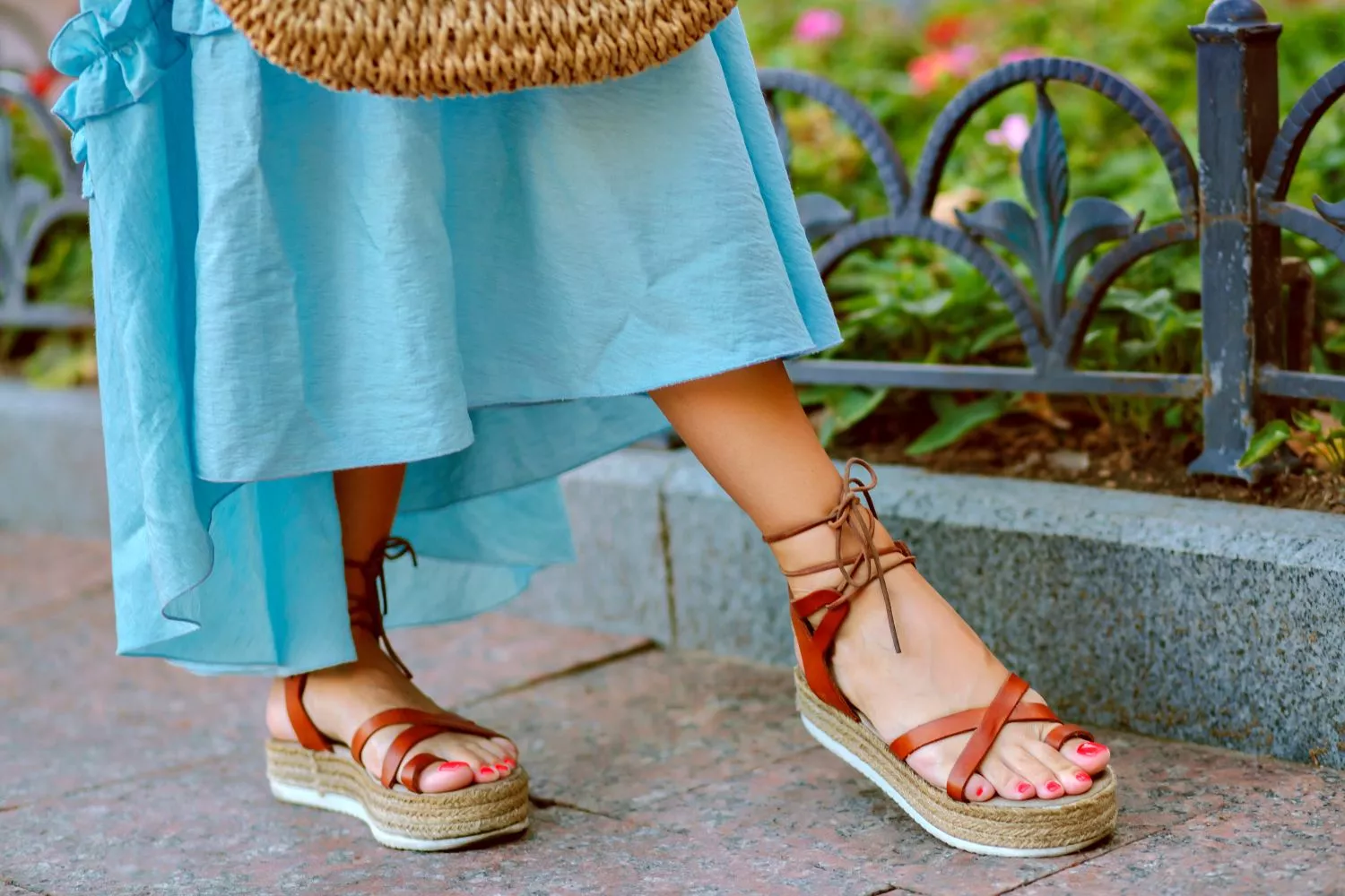 Una chica con sandalias de cuña / FREEPIK