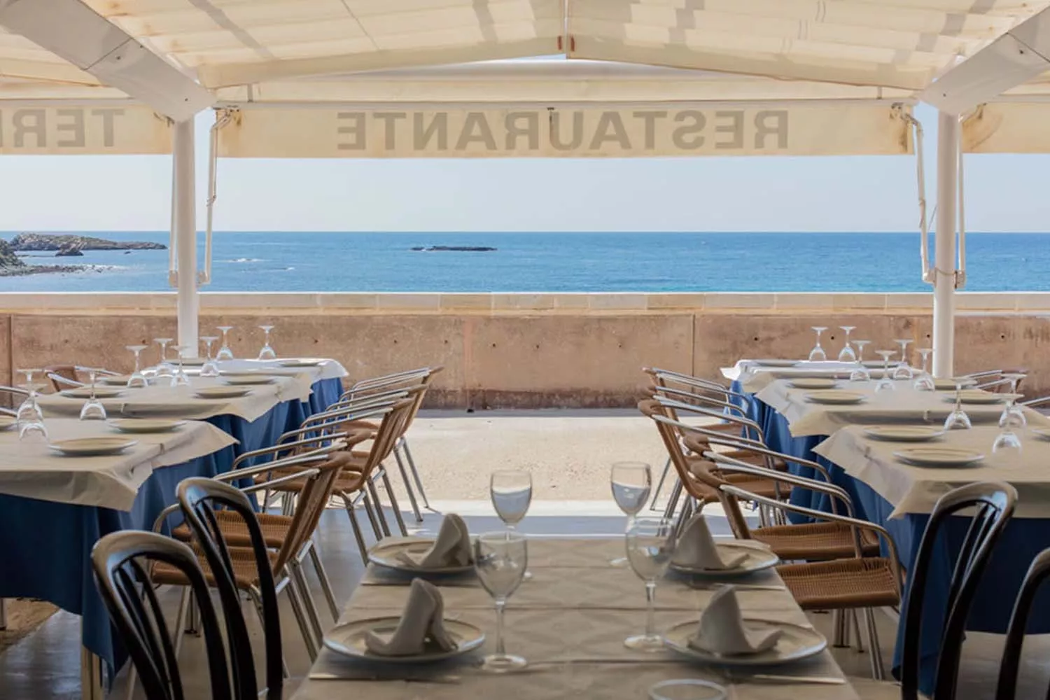 La terraza del restaurante con el mejor caldero de la Isla de Tabarca (Alicante) / RESTAURANTE TERE