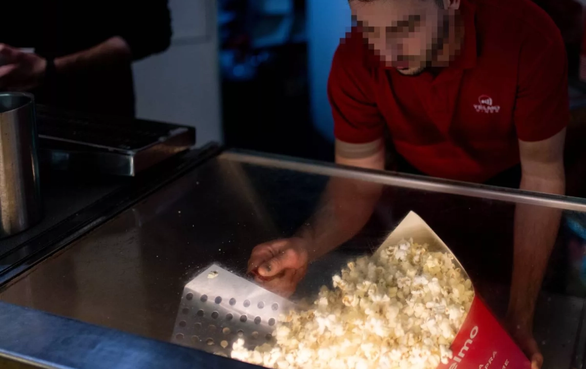 Un empleado prepara un cubo de palomitas en Yelmo Cines / LORENA SOPENA - EP