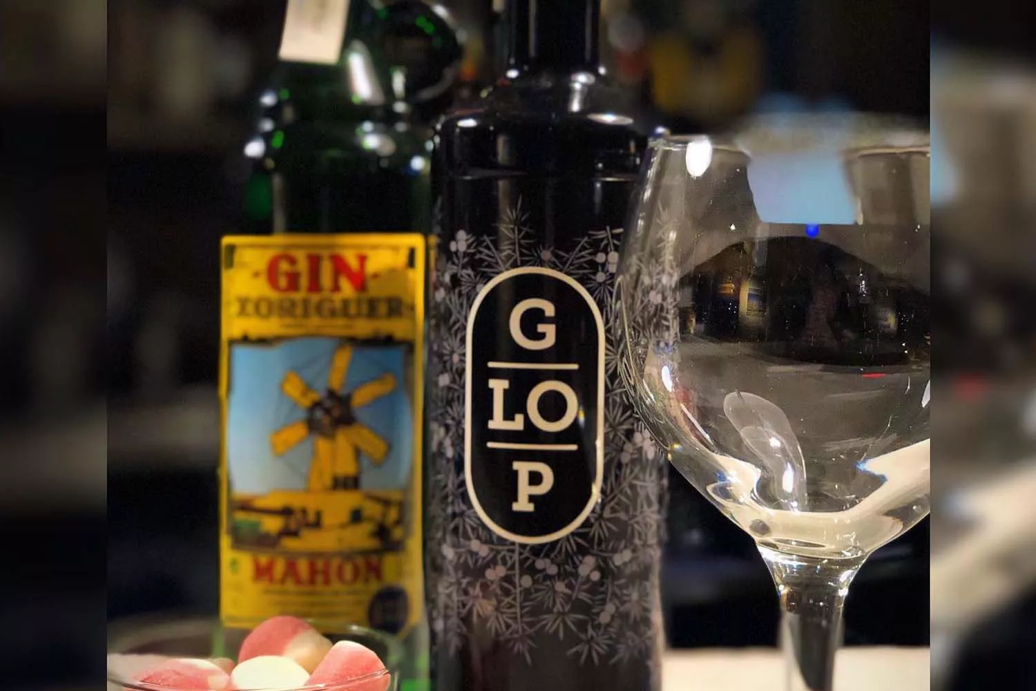 Una botella de ginebra Glop y otra de Gin Xoriguer / FACEBOOK