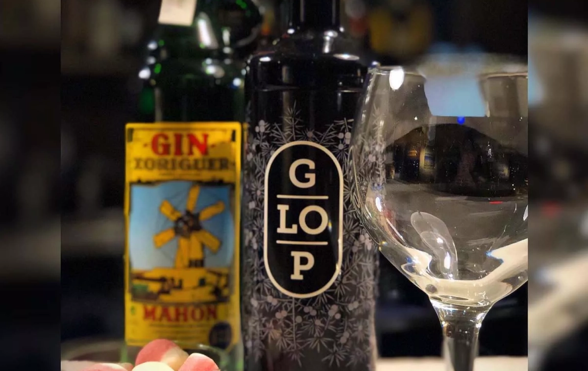 Una botella de ginebra Glop y otra de Gin Xoriguer / FACEBOOK