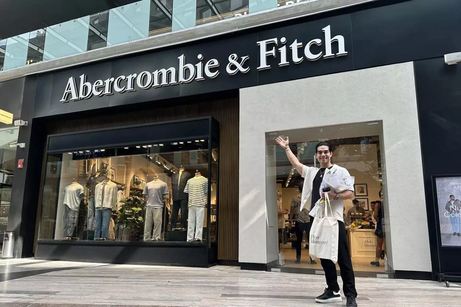 Um consumidor em frente a uma loja Abercrombie & Fitch / EFE