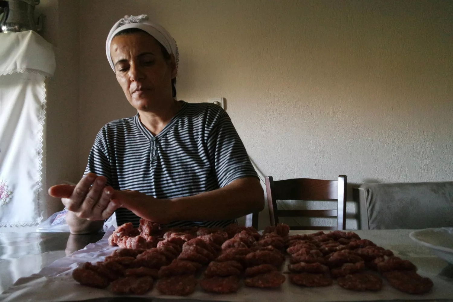 Una mujer hace albóndigas sin ensuciar toda la cocina / PEXELS