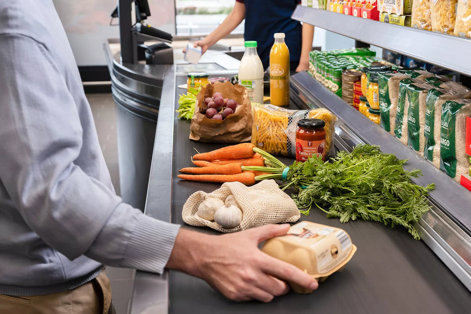 Una persona hace la compra en Aldi para seguir una dieta / ALDI