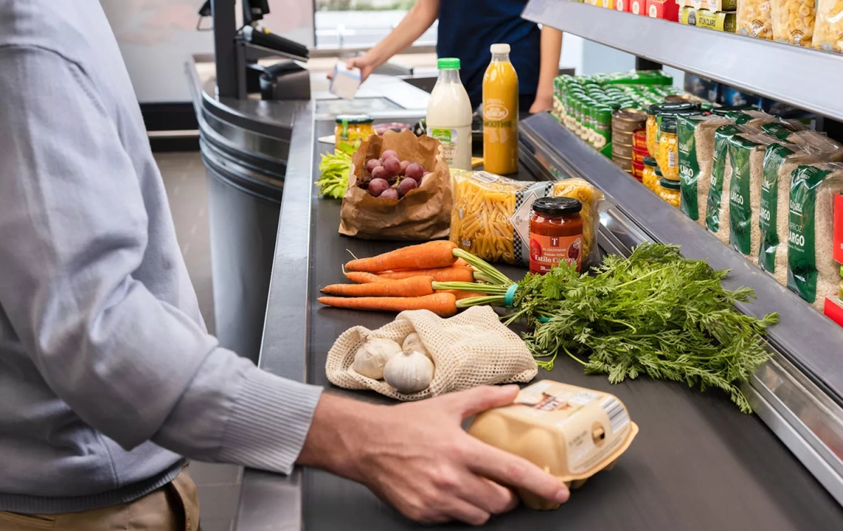 Una persona hace la compra en Aldi para seguir una dieta / ALDI