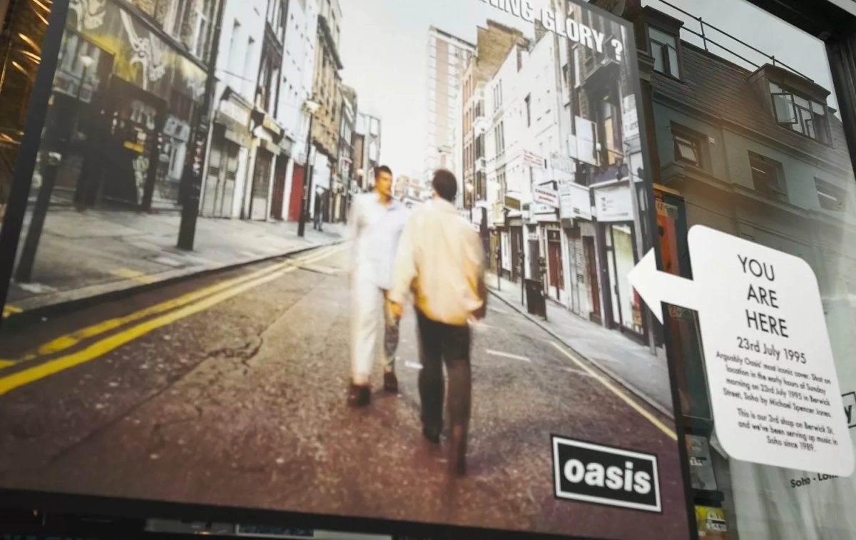 Imagen de la portada de un disco de Oasis, situada en la tienda 'Sister Ray' en Soho   GUILLERMO G