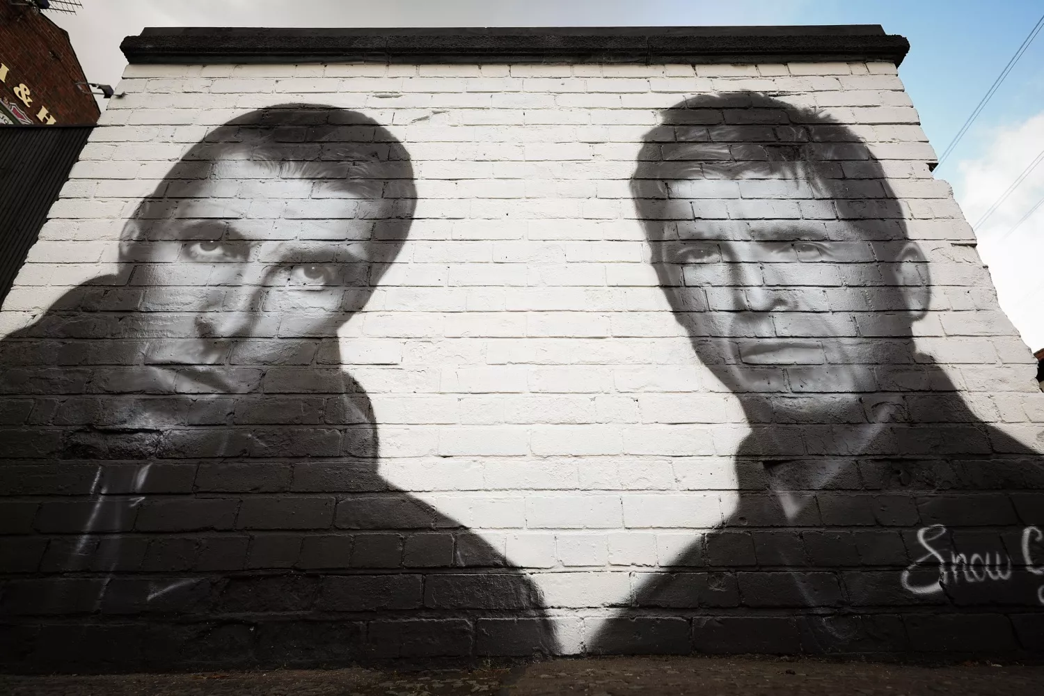 Un mural de Liam y Noel Gallagher de la banda británica Oasis en Manchester, Gran Bretaña, el 29 de agosto de 2024 / ADAM VAUGHAN - EFE