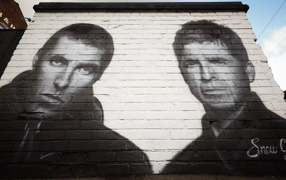 Un mural de Liam y Noel Gallagher de la banda británica Oasis en Manchester, Gran Bretaña, el 29 de agosto de 2024 / ADAM VAUGHAN - EFE