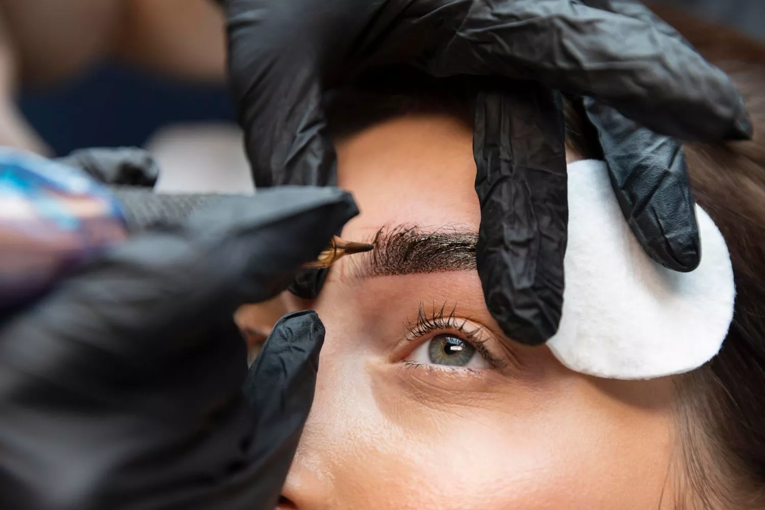 Una chica se somete a la técnica 'microblading' para mejorar sus cejas / FREEPIK